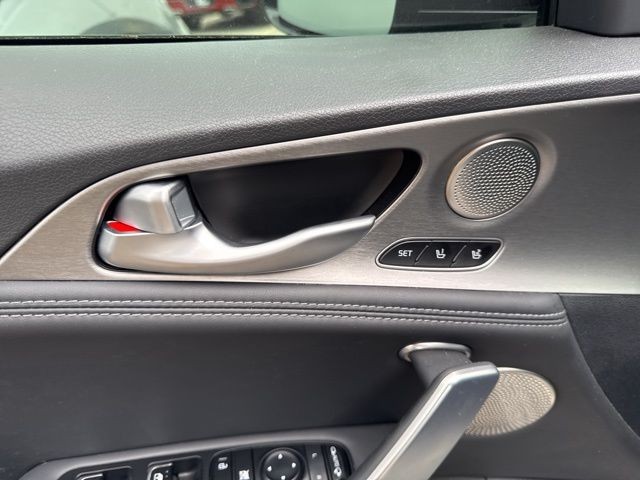 Kia Stinger Vehicle Full-screen Gallery Image 27