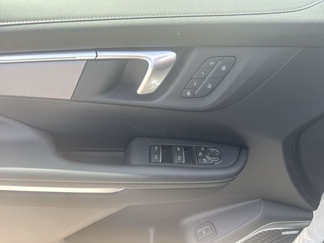 Buick Enclave Vehicle Full-screen Gallery Image 13