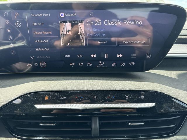 Buick Enclave Vehicle Full-screen Gallery Image 16