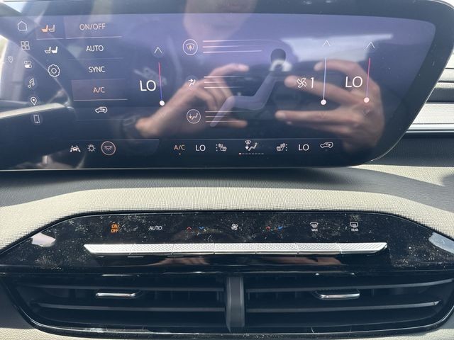 Buick Enclave Vehicle Full-screen Gallery Image 19