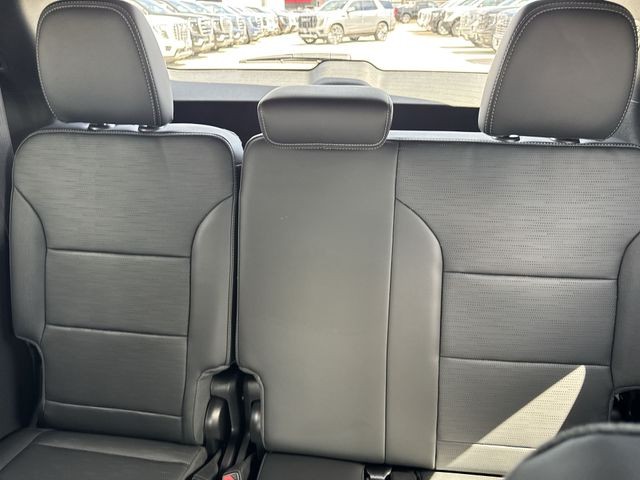 Buick Enclave Vehicle Full-screen Gallery Image 24