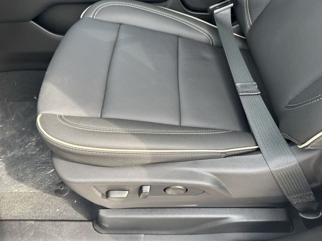 GMC Yukon XL Vehicle Full-screen Gallery Image 12