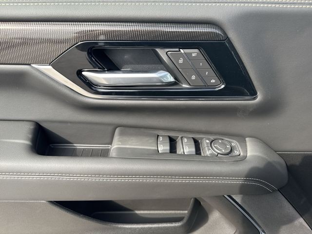 GMC Yukon XL Vehicle Full-screen Gallery Image 13