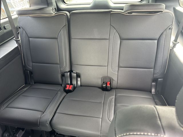 GMC Yukon XL Vehicle Full-screen Gallery Image 24