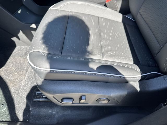 Buick Enclave Vehicle Full-screen Gallery Image 12