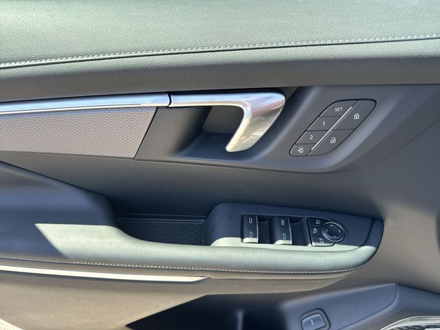 Buick Enclave Vehicle Full-screen Gallery Image 13