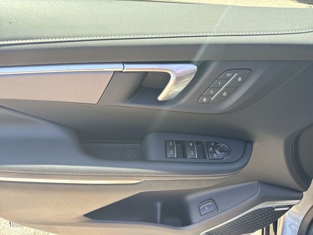 Buick Enclave Vehicle Full-screen Gallery Image 13