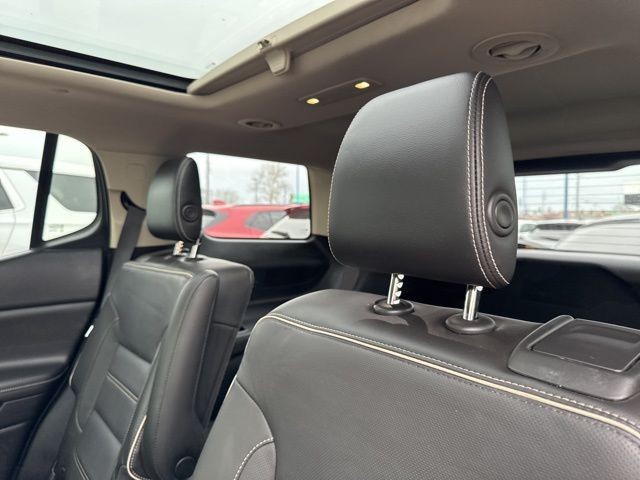 GMC Acadia Vehicle Full-screen Gallery Image 09