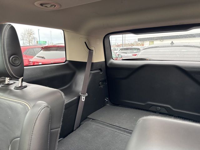 GMC Acadia Vehicle Full-screen Gallery Image 10