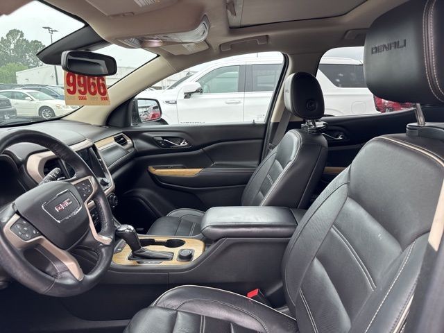 GMC Acadia Vehicle Full-screen Gallery Image 13