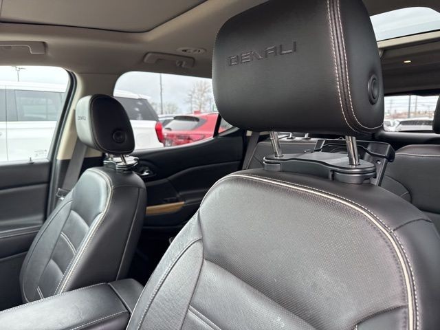 GMC Acadia Vehicle Full-screen Gallery Image 14