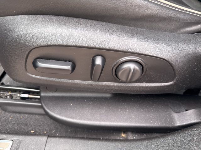 GMC Acadia Vehicle Full-screen Gallery Image 15