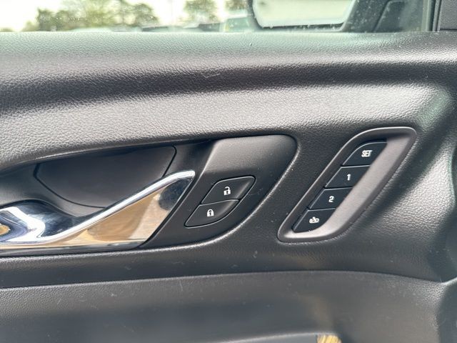 GMC Acadia Vehicle Full-screen Gallery Image 18