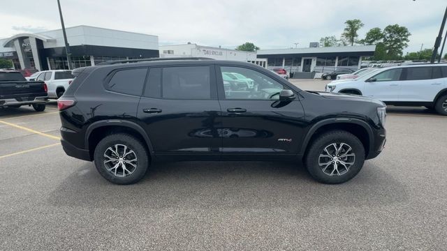 GMC Acadia Vehicle Full-screen Gallery Image 09