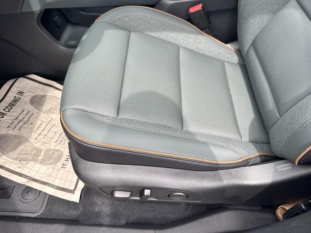 GMC Acadia Vehicle Full-screen Gallery Image 12
