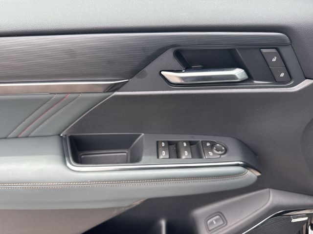 GMC Acadia Vehicle Full-screen Gallery Image 13