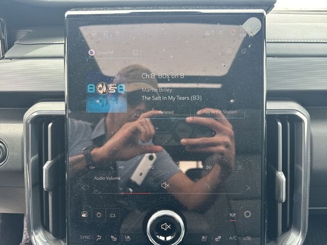 GMC Acadia Vehicle Full-screen Gallery Image 16