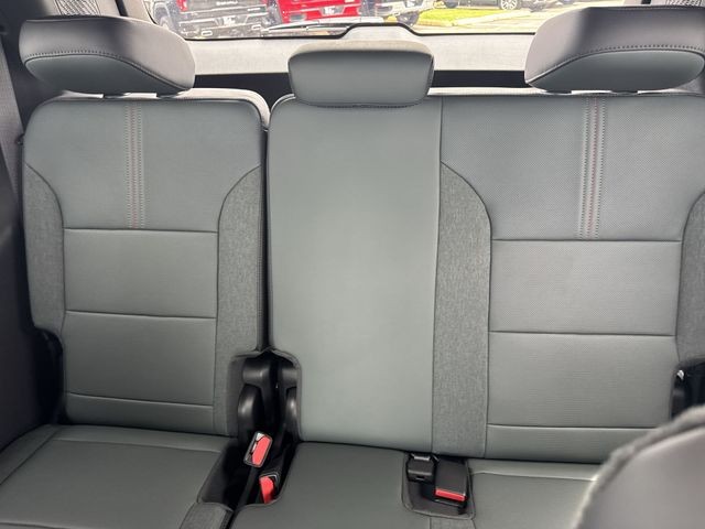 GMC Acadia Vehicle Full-screen Gallery Image 24