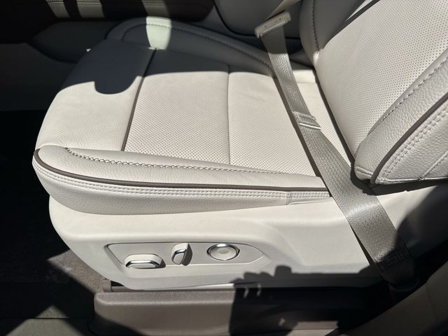 GMC Yukon XL Vehicle Full-screen Gallery Image 12