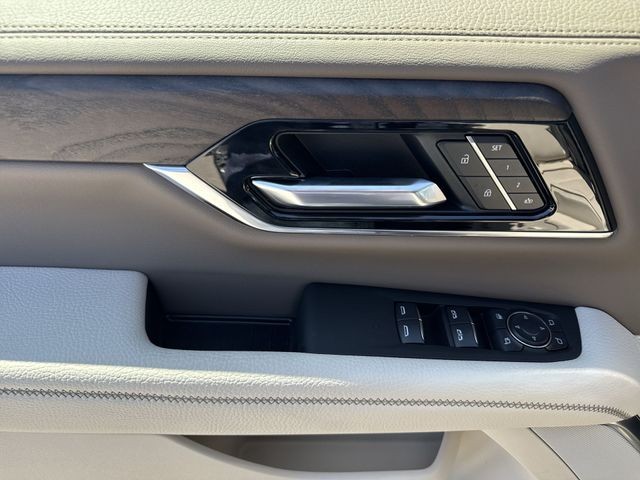 GMC Yukon XL Vehicle Full-screen Gallery Image 13
