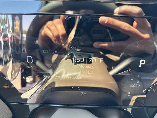 GMC Yukon XL Vehicle Full-screen Gallery Image 15