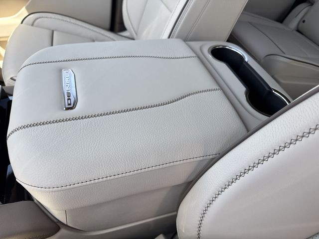 GMC Yukon XL Vehicle Full-screen Gallery Image 21