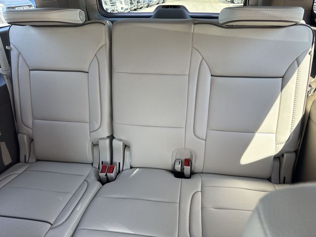 GMC Yukon XL Vehicle Full-screen Gallery Image 24