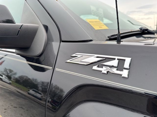 GMC Sierra 1500 Vehicle Full-screen Gallery Image 14