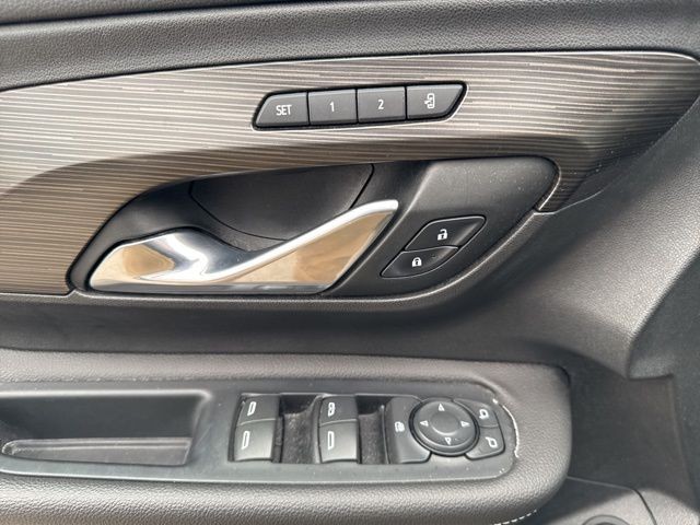 GMC Terrain Vehicle Full-screen Gallery Image 27