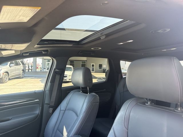 Buick Enclave Vehicle Full-screen Gallery Image 18