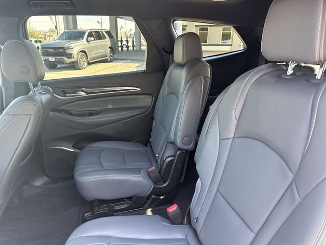 Buick Enclave Vehicle Full-screen Gallery Image 24