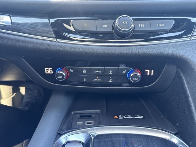 Buick Enclave Vehicle Full-screen Gallery Image 34