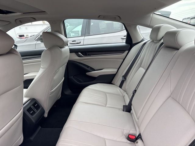 Honda Accord Sedan Vehicle Full-screen Gallery Image 14