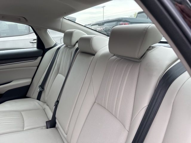 Honda Accord Sedan Vehicle Full-screen Gallery Image 15