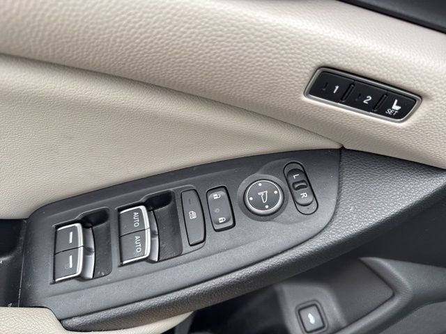 Honda Accord Sedan Vehicle Full-screen Gallery Image 22