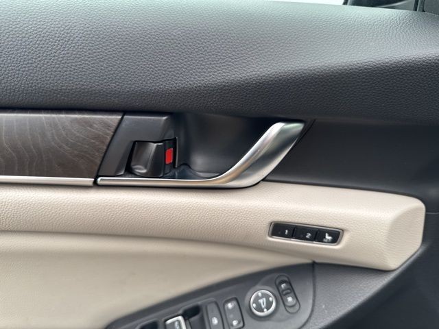 Honda Accord Sedan Vehicle Full-screen Gallery Image 23