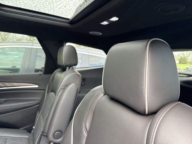 Buick Enclave Vehicle Full-screen Gallery Image 20