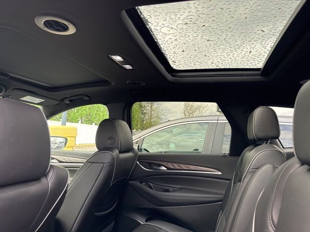 Buick Enclave Vehicle Full-screen Gallery Image 21