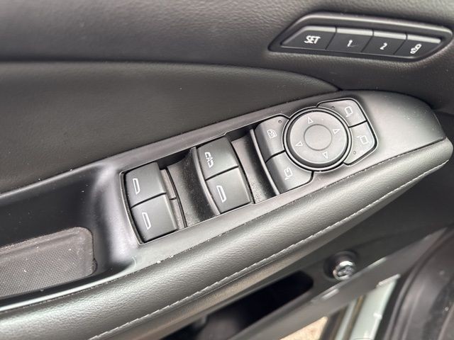 Buick Enclave Vehicle Full-screen Gallery Image 26