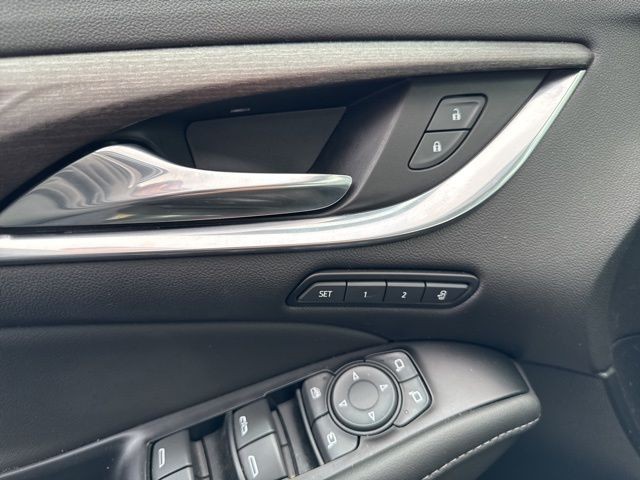 Buick Enclave Vehicle Full-screen Gallery Image 27