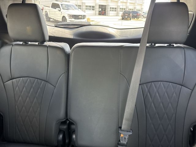 Buick Enclave Vehicle Full-screen Gallery Image 25