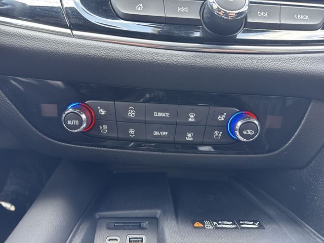 Buick Enclave Vehicle Full-screen Gallery Image 35