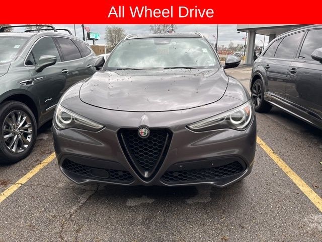Alfa Romeo Stelvio Vehicle Full-screen Gallery Image 03
