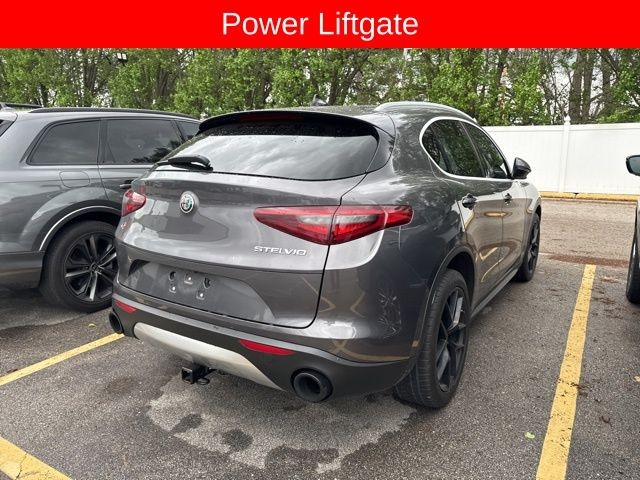 Alfa Romeo Stelvio Vehicle Full-screen Gallery Image 10