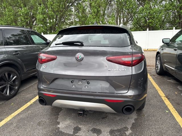 Alfa Romeo Stelvio Vehicle Full-screen Gallery Image 11
