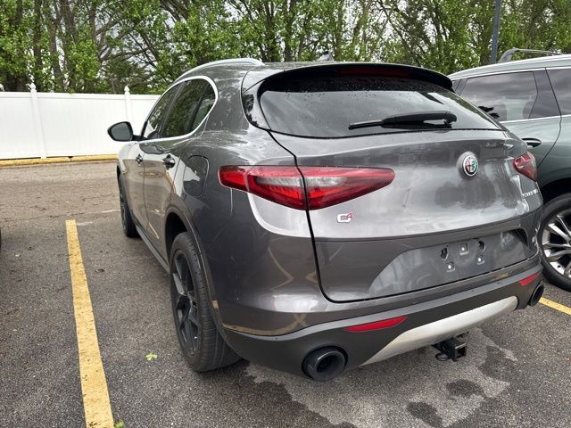 Alfa Romeo Stelvio Vehicle Full-screen Gallery Image 13