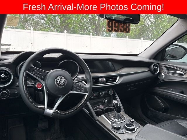 Alfa Romeo Stelvio Vehicle Full-screen Gallery Image 15