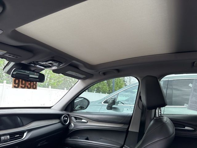 Alfa Romeo Stelvio Vehicle Full-screen Gallery Image 17