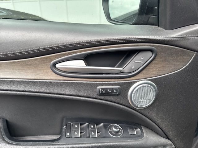 Alfa Romeo Stelvio Vehicle Full-screen Gallery Image 18