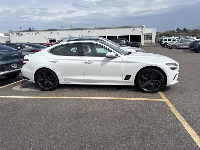Genesis G70 Vehicle Full-screen Gallery Image 09